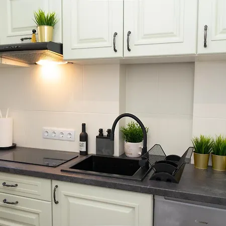 Charming In The Heart Of - Valova, Nasypna Str